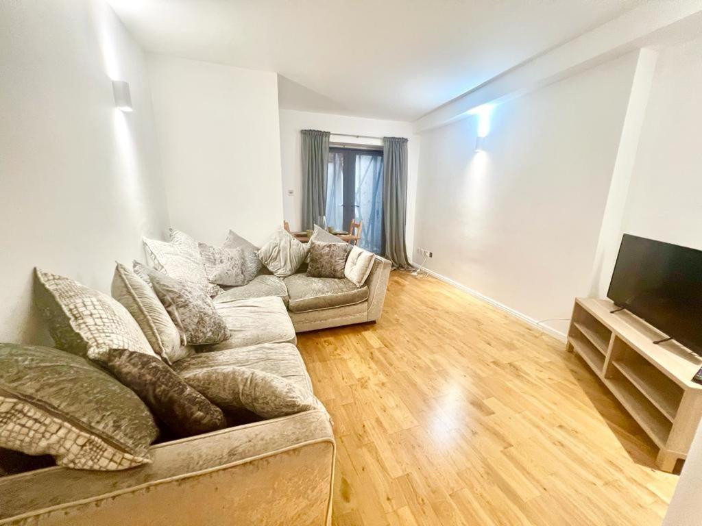 Beautiful 2 Bedrooms, Walking Distance From The Shard * Londra